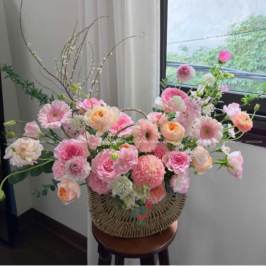 Giỏ hoa tươi bình minh nắng lên