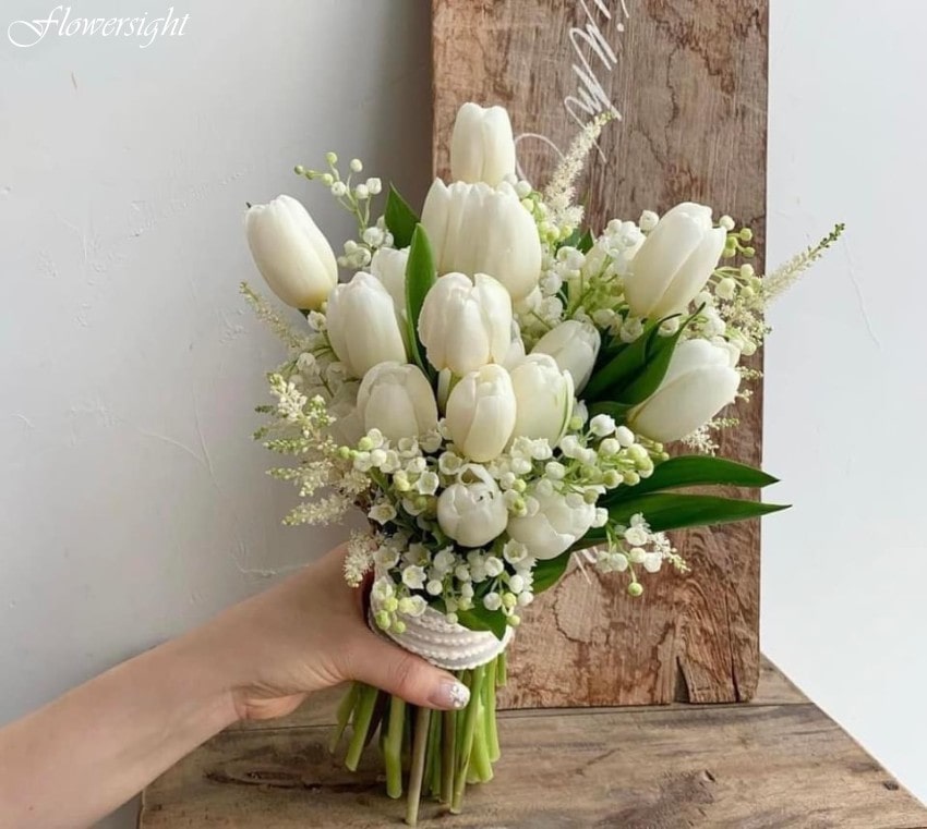 Bó hoa cưới tulip trắng được nhiều cô dâu yêu thích lựa chọn