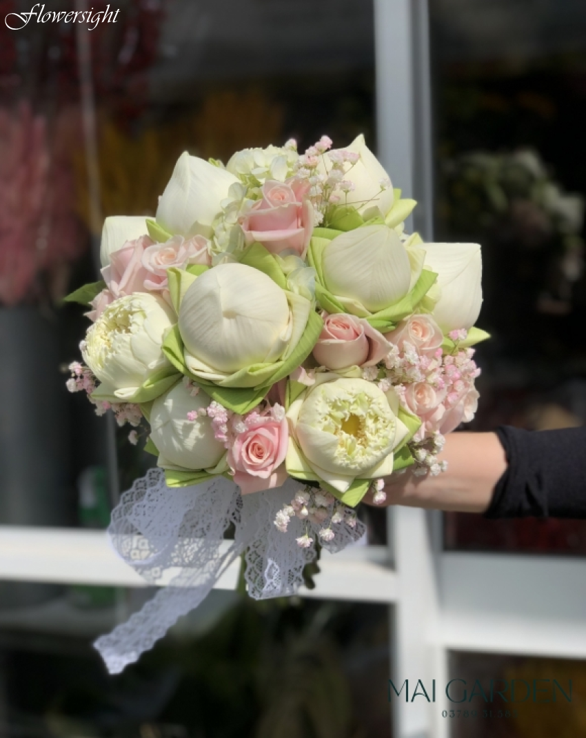 Hoa sen cưới cầm tay cho cô dâu màu trắng