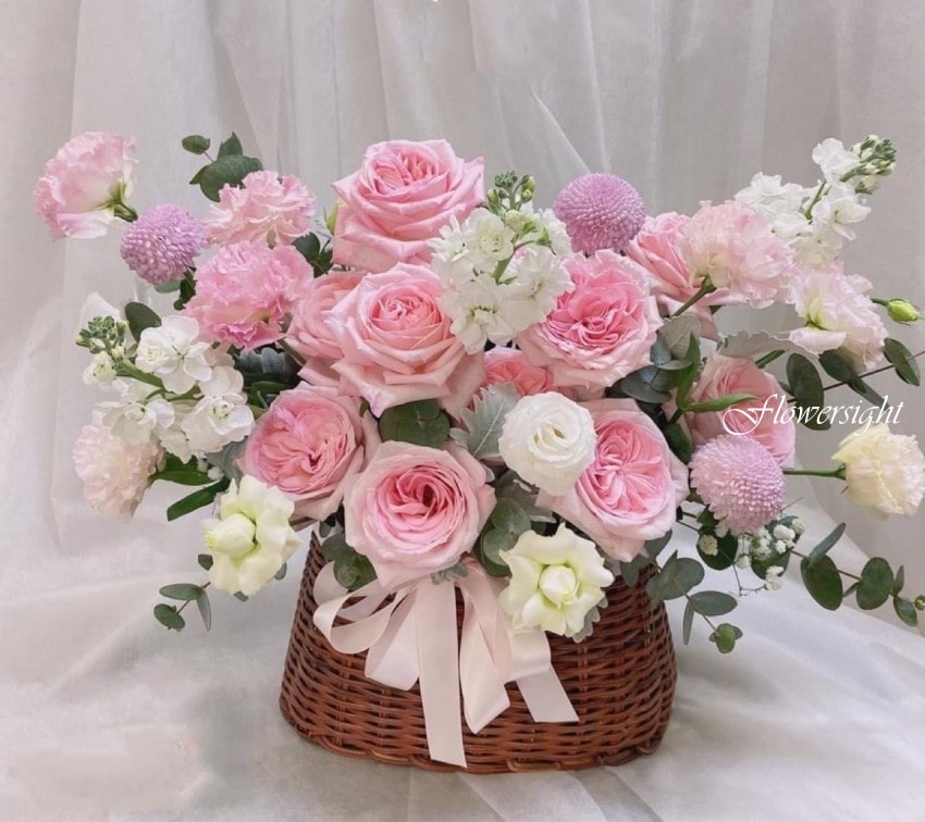 Giỏ hoa màu hồng trắng cho cô vợ bánh bèo, nữ tính