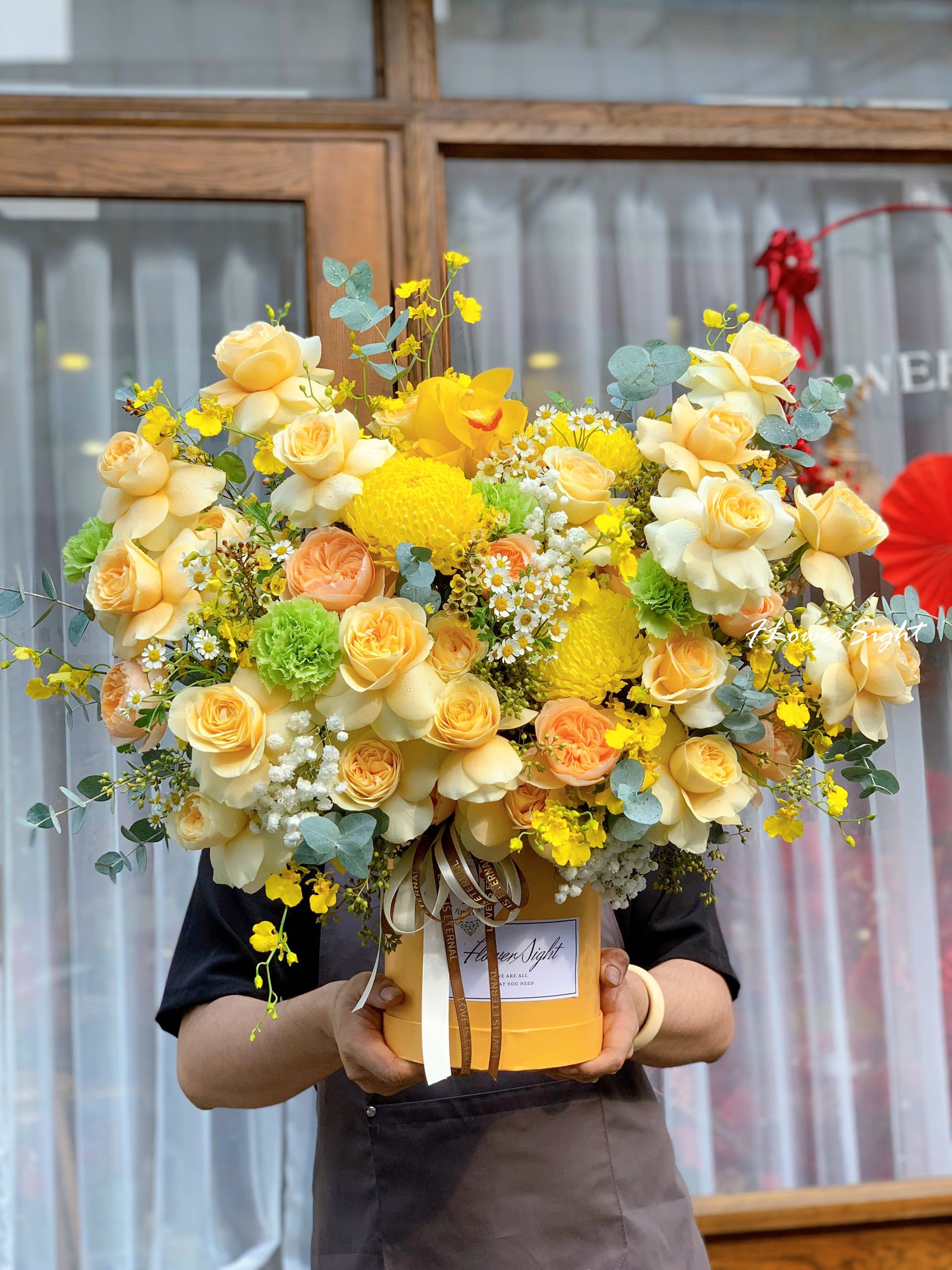 Giỏ hoa hồng vàng tại FlowerSight