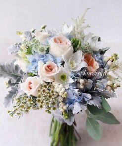 hoa cưới cầm tay cô dâu Romantic