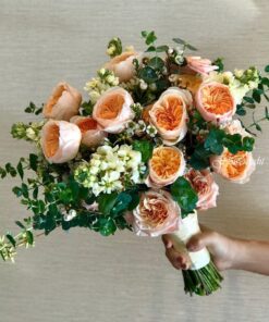 hoa cưới cầm tay cô dâu Rhymastic