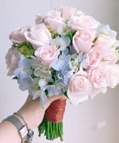 Hoa cưới cầm tay cô dâu Sánh vai