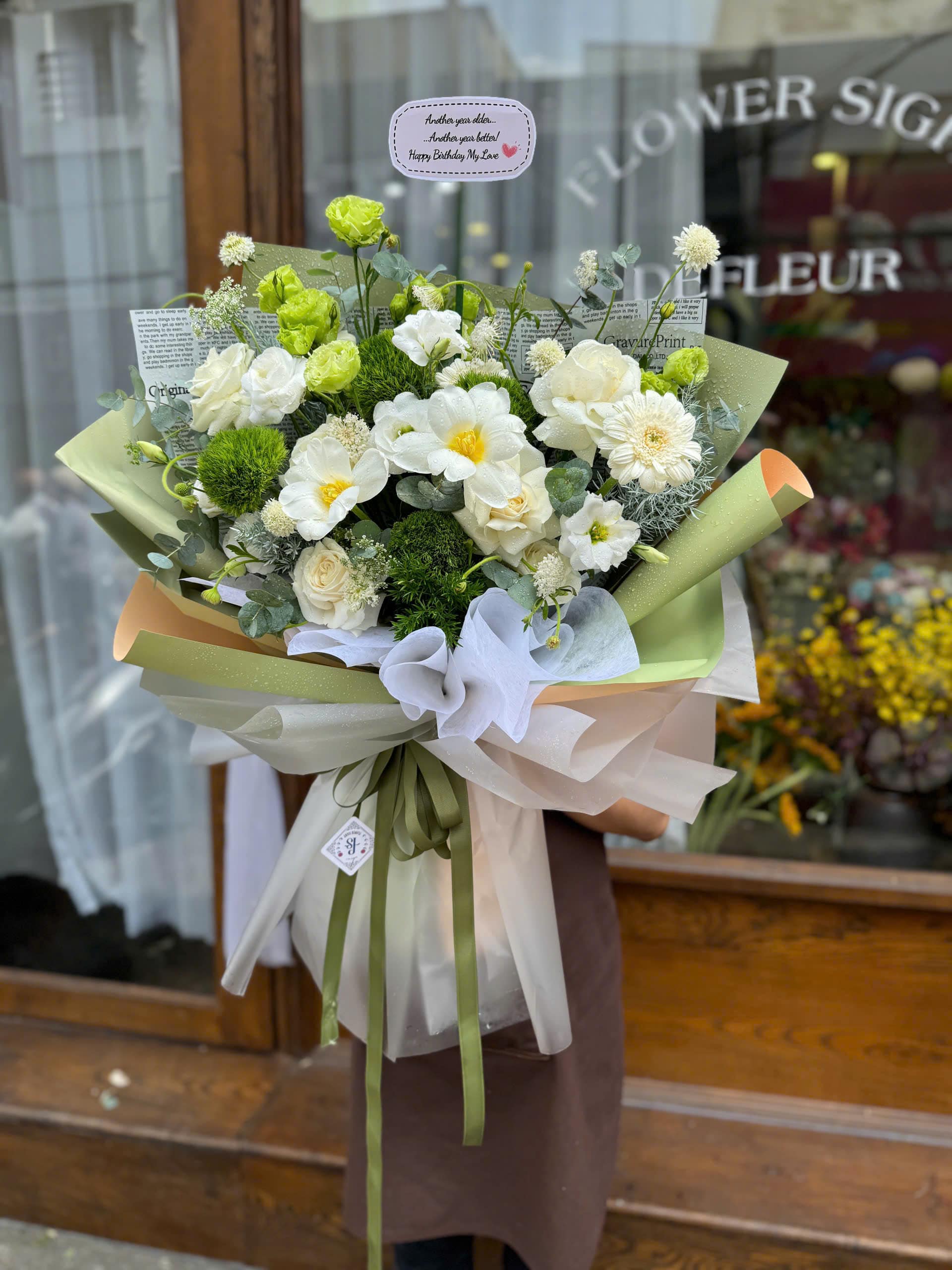 Bó hoa hồng trắng giấy xanh