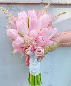 hoa cưới cầm tay tulip hồng sự ngọt ngào