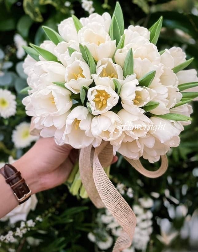 hoa cưới cầm tay tulip cam