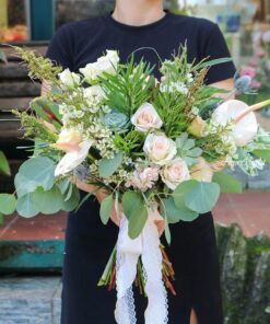 hoa cưới cầm tay cô dâu Sự tự nhiên