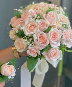 hoa cưới cầm tay hoa hồng Môi kề môi