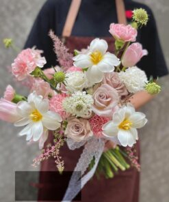 hoa cưới cầm tay chân tình