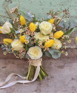 hoa cưới cô dâu cầm tay màu vàng Chuyện tình ta Loving you