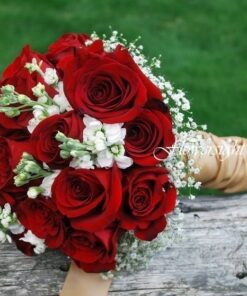 hoa cưới cầm tay màu đỏ Ngày hạnh phúc