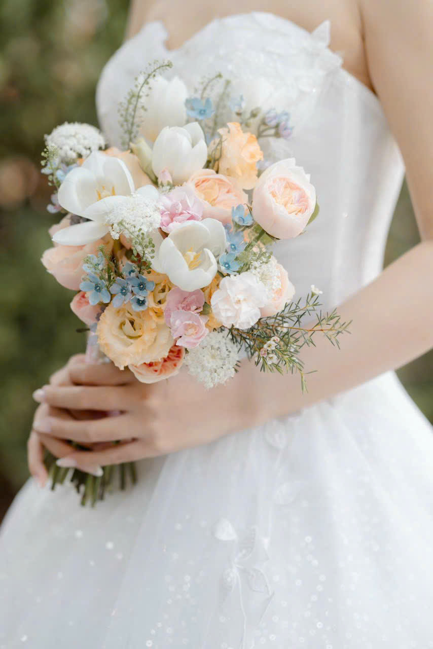 hoa cưới cầm tay cô dâu
