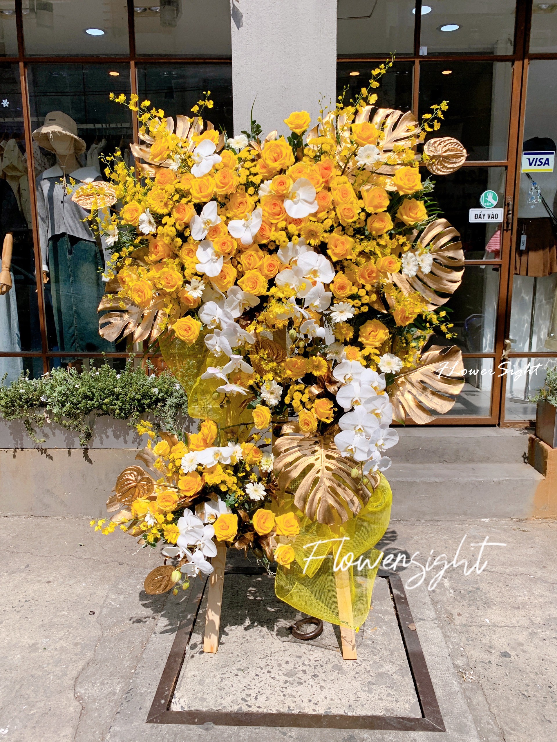 Kệ hoa hồng vàng khai trương