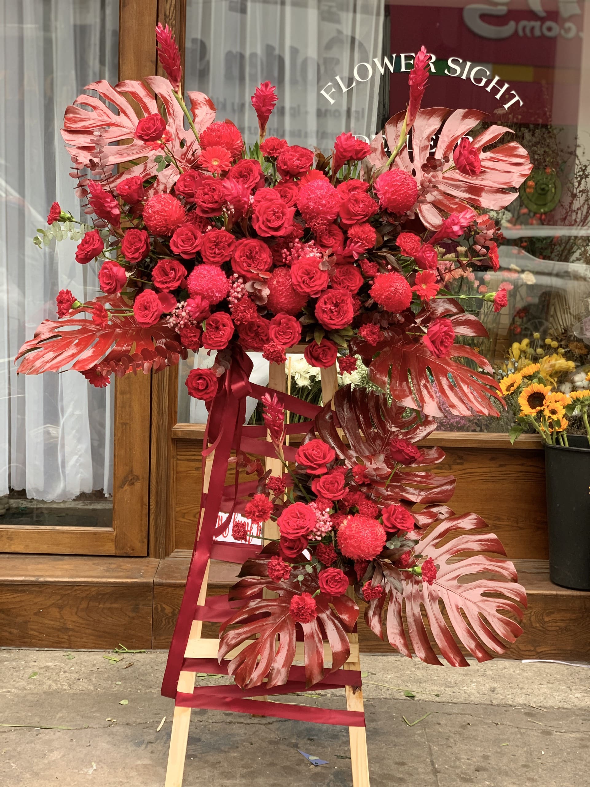 Kệ hoa màu đỏ