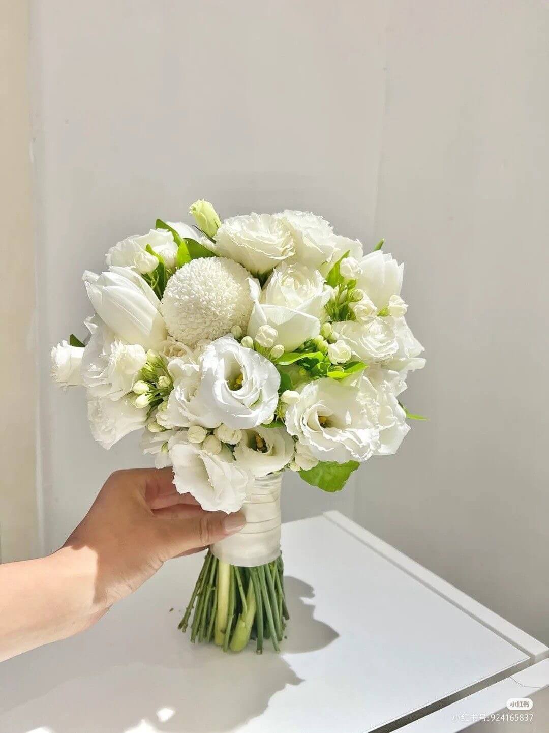 Hình ảnh bó hoa cưới cầm tay cát tường trắng