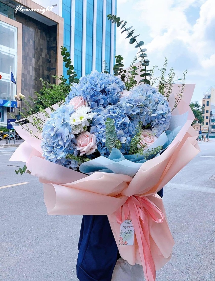 Đóa hoa cẩm tú cầu xanh xinh xắn điểm xuyến chút sắc hồng phấn từ hoa hồng, hoa cúc trắng và hoa bi