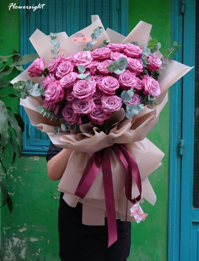 Đơn giản hơn là kết hợp giữa hoa hồng tím và hoa hồng phớt cùng hoa mini cũng là sự lựa chọn rất đáng để cân nhắc!