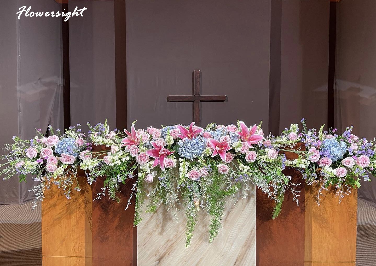 Hoa để bục phát biểu lớn
