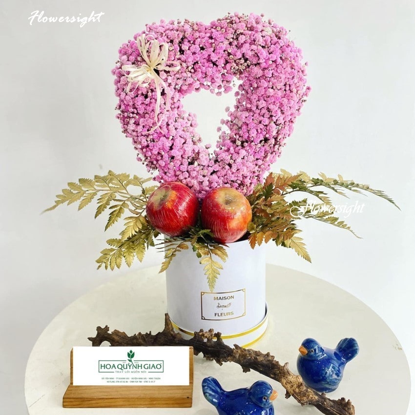 Giỏ hoa hình trái tim tại FlowerSight thích hợp dành tặng người thương nhân dịp kỉ niệm đặc biệt 