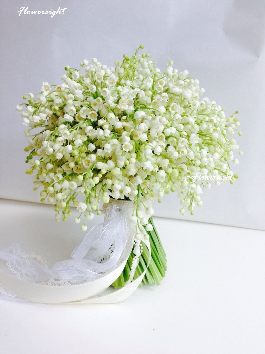 Mẫu hoa linh lan cầm tay cô dâu