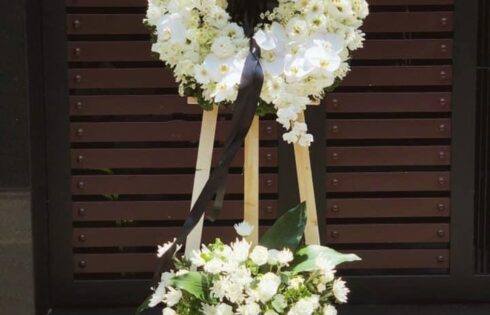 Vòng hoa cúc trắng – Lời cầu nguyện cho linh hồn người đã mất