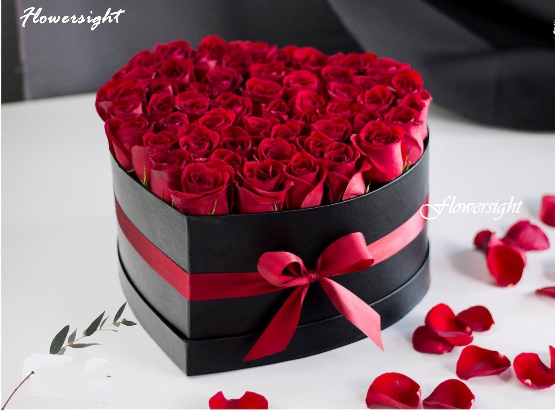Lẵng hoa hồng sinh nhật hình trái tim sẽ là một món quà tuyệt vời cho nửa kia của bạn