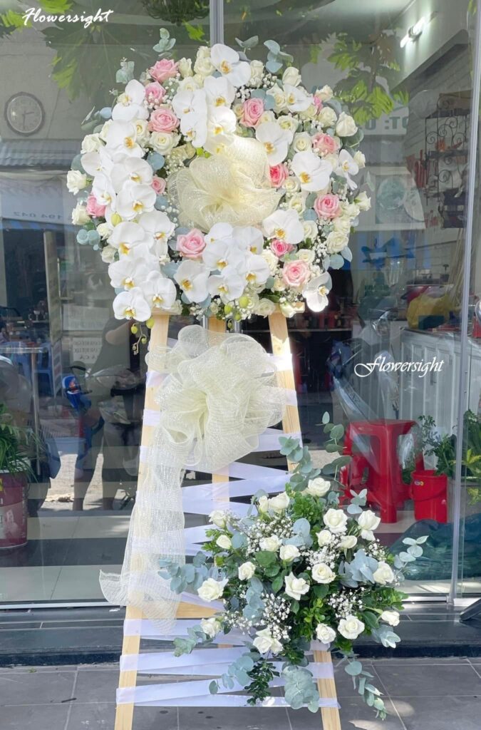 Vòng hoa tang trắng đẹp tại FlowerSight