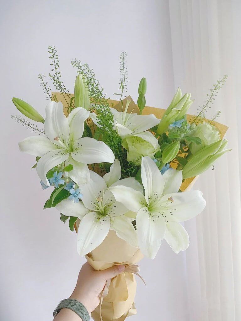 Bó hoa loa kèn trắng