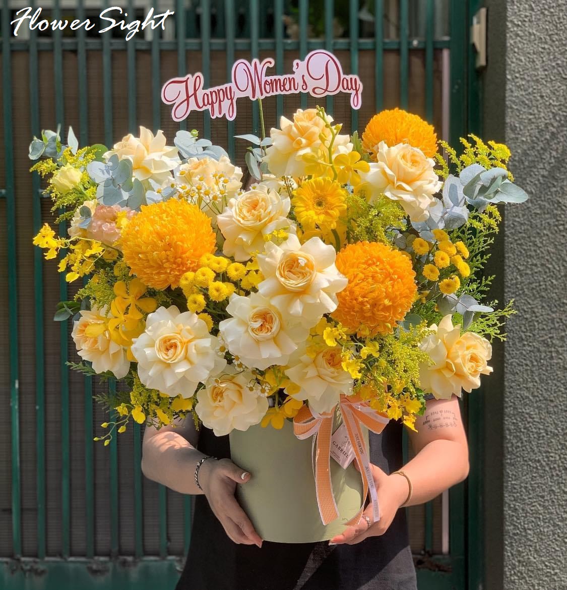 Hoa baby vàng kết hợp với hoa cúc mẫu đơn