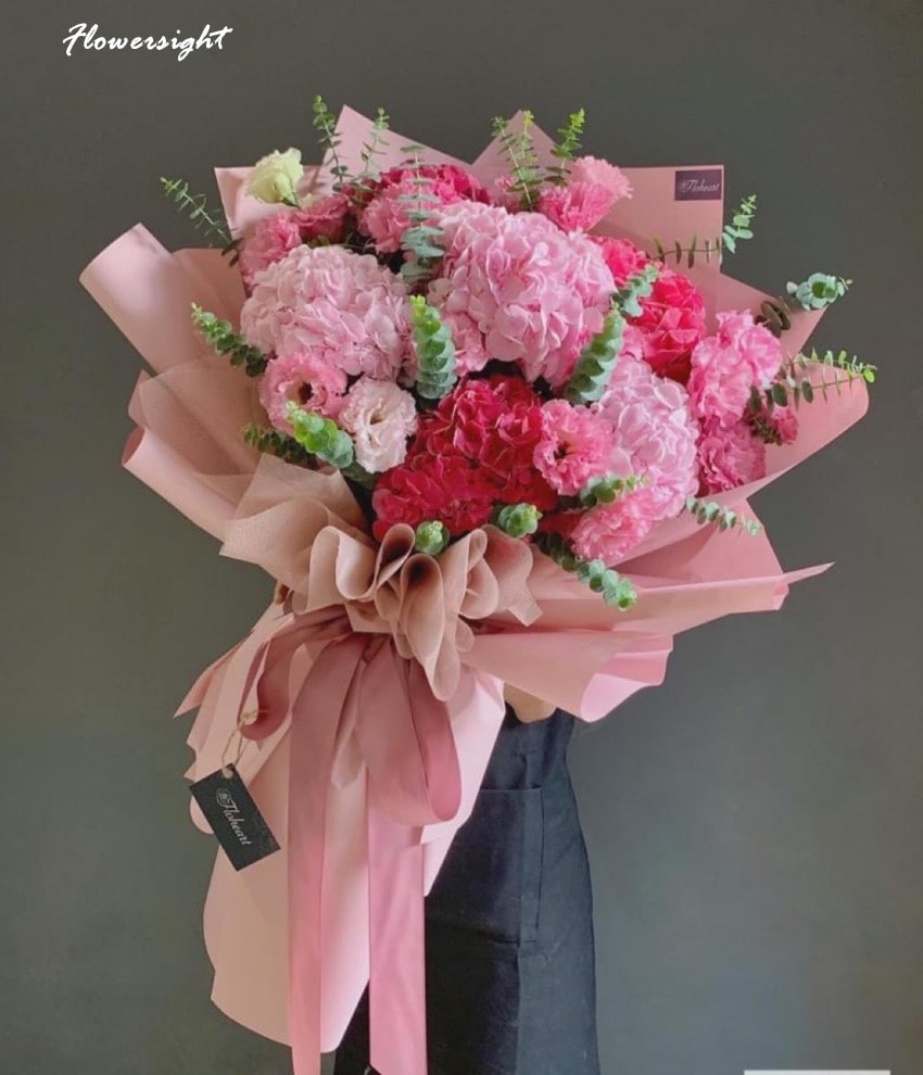 Bó hoa cẩm tú cầu kết hợp giấy gói hồng đầy lãng mạn