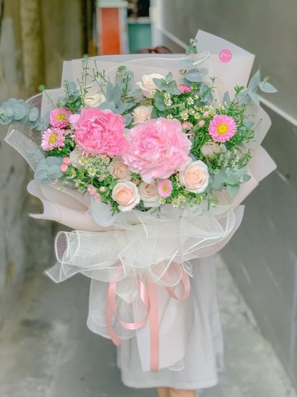 Bó hoa mẫu đơn kết hợp cùng hoa hồng và hoa cúc tana
