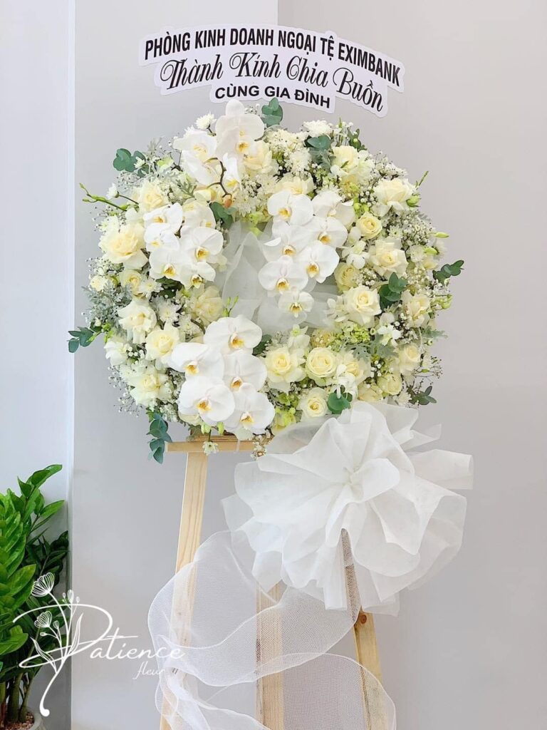 Vòng hoa lan trắng đẹp