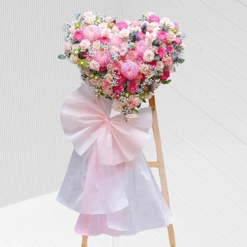 Kệ hoa chúc mừng hình trái tim