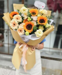 Bó hoa hồng và hướng dương