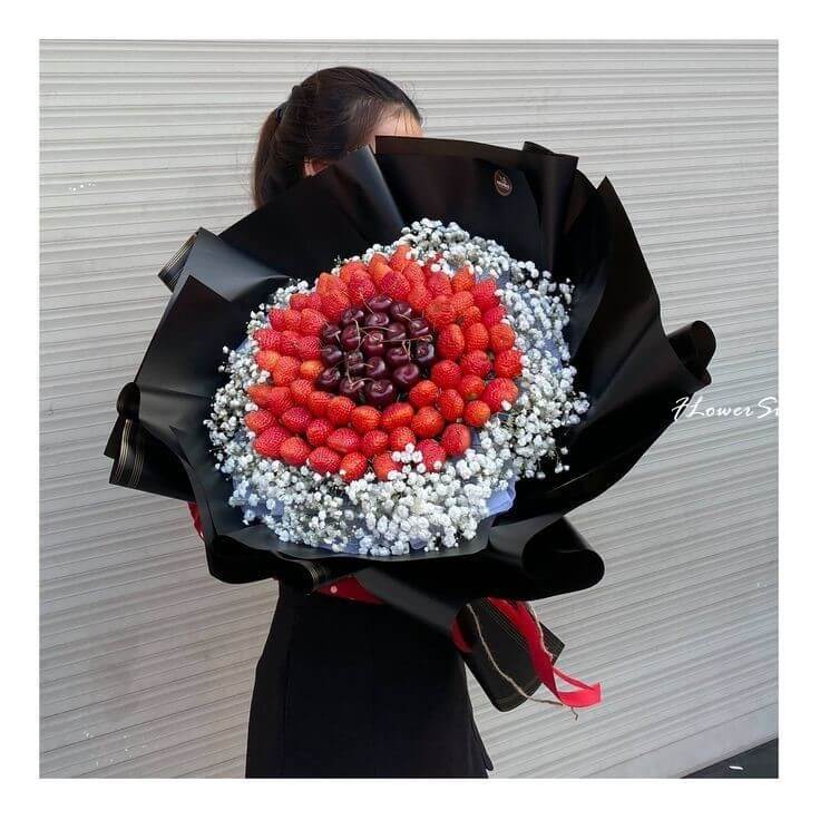 Bó hoa dâu tây và cherry