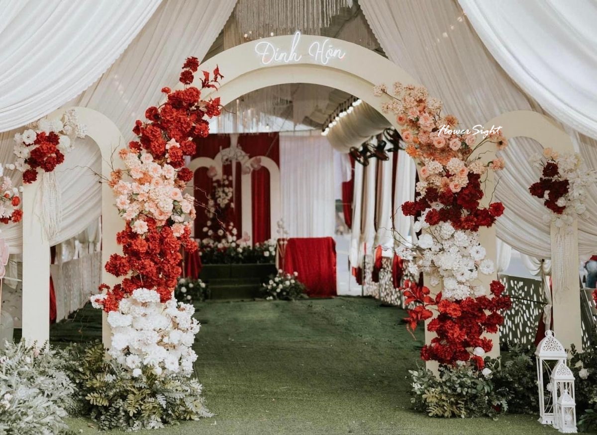 Cổng hoa cưới màu trắng đỏ