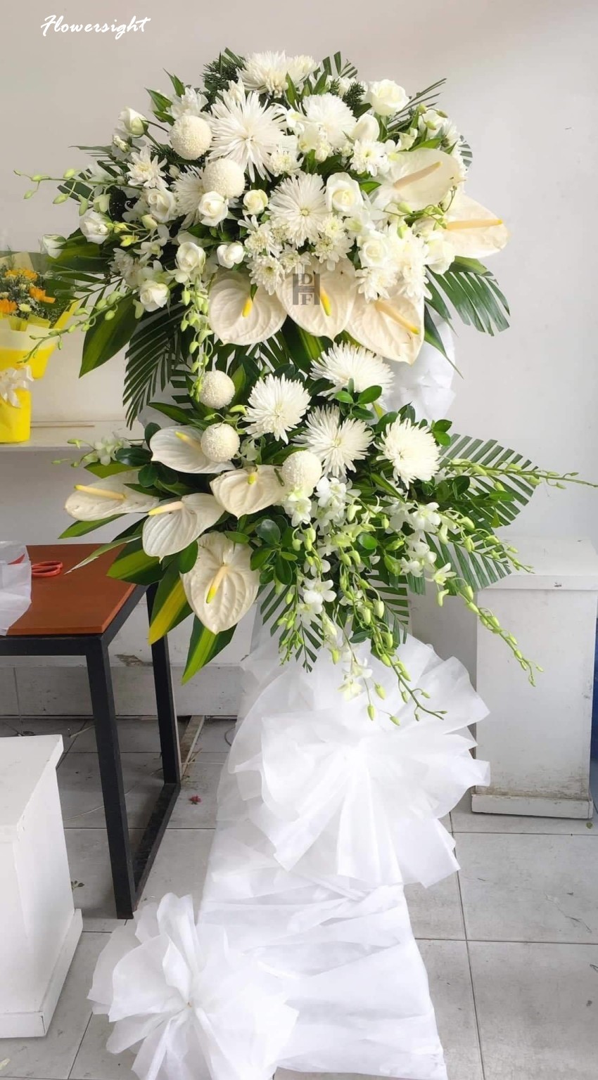 Hướng Dẫn Cách Làm Vòng Hoa Đám Tang Trang Trọng: Dạy Cách Cắm Chi Tiết Từ A-Z Lẵng hoa tang cúc trắng