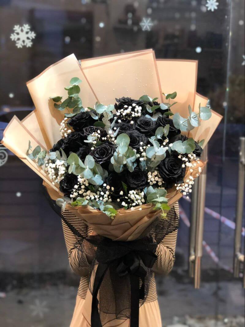Bó hoa trắng đen 