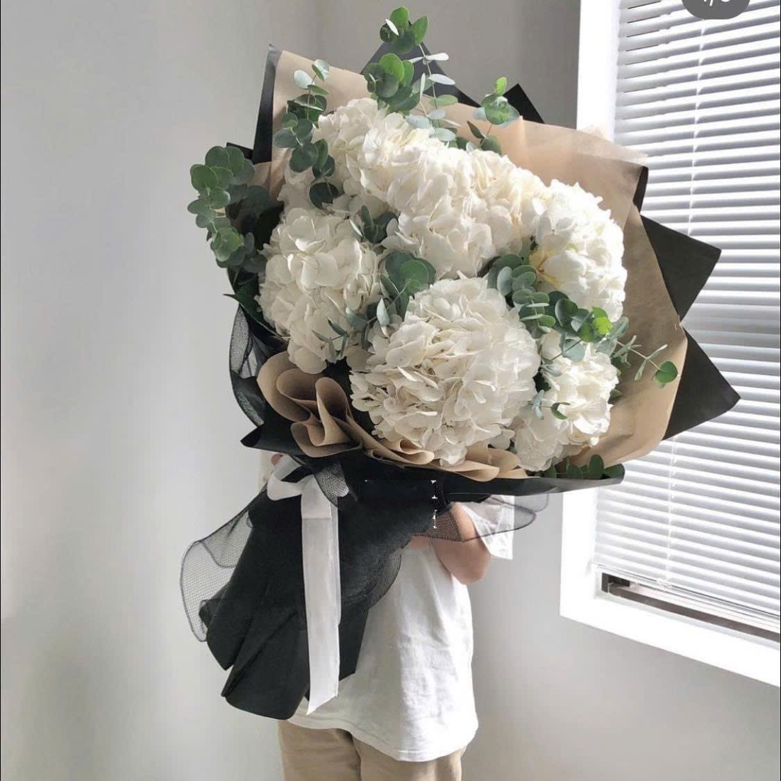 Bó hoa trắng đen đẹp