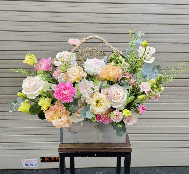 giỏ hoa hồng trắng 8/3