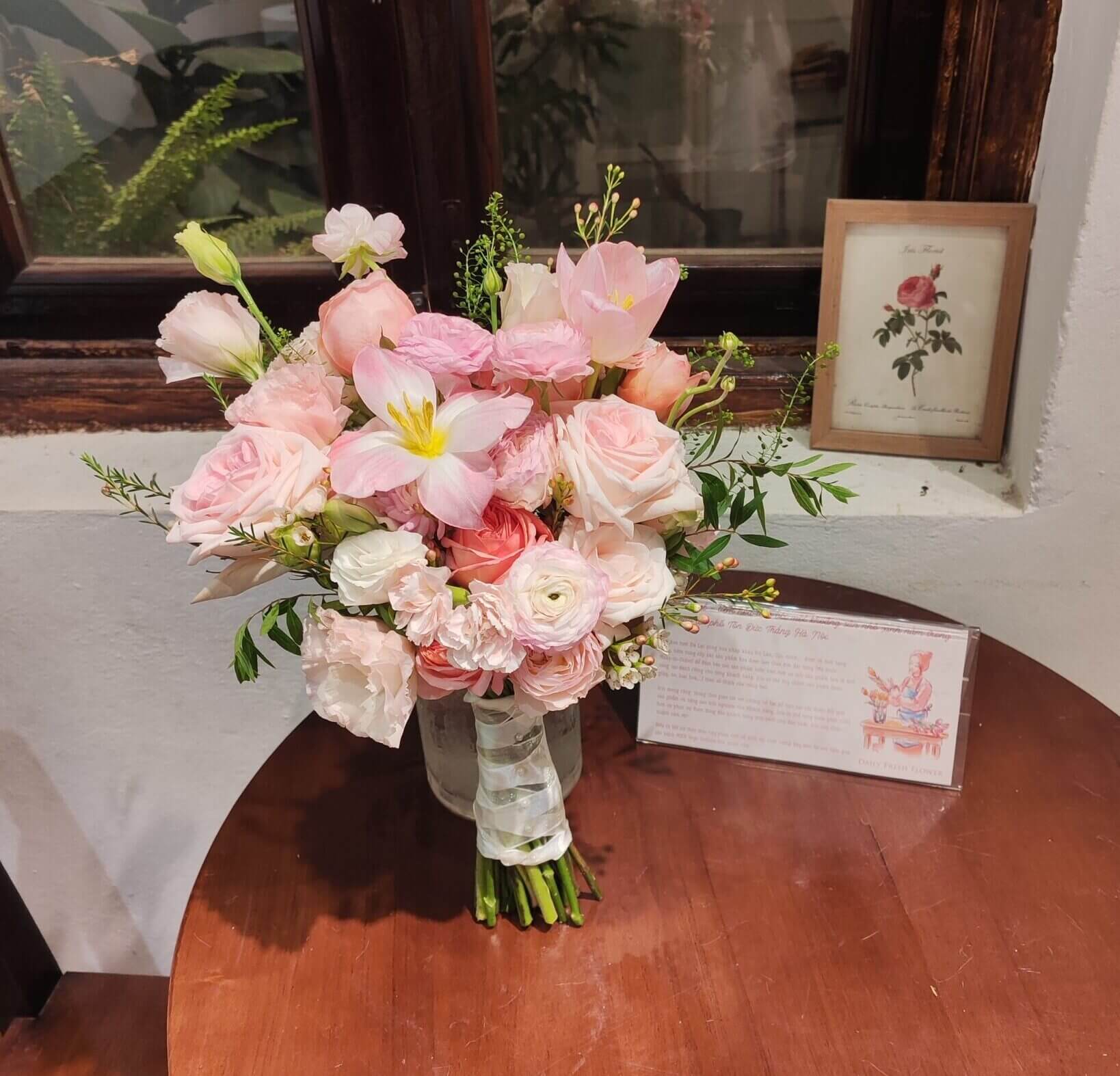 Hoa cầm tay tone hồng