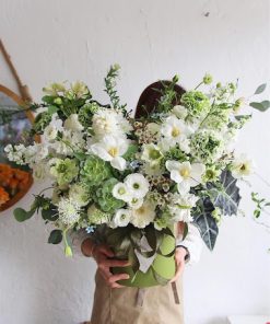 Hoa để bàn màu trắng