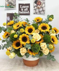 Chậu hoa hướng dương thể hiện sự biết ơn nhân ngày Nhà giáo Việt Nam