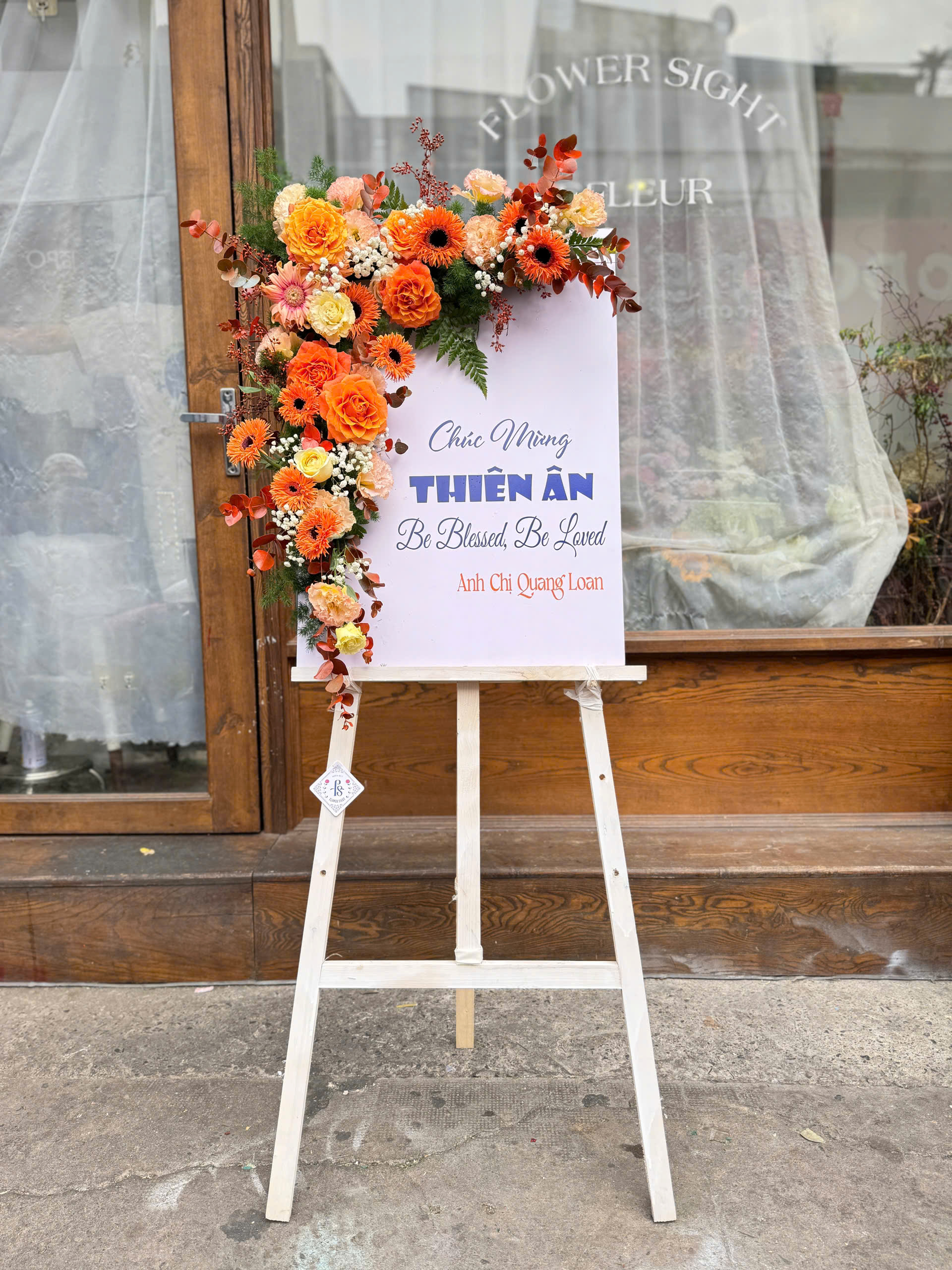 Kệ hoa khai trương màu cam ấn tượng