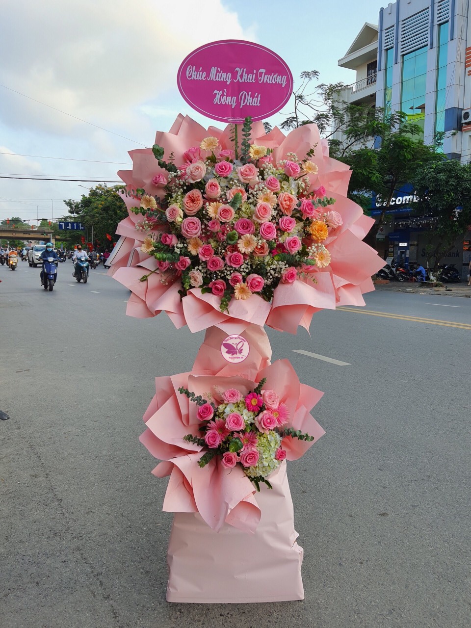 Kệ hoa khai trương màu hồng