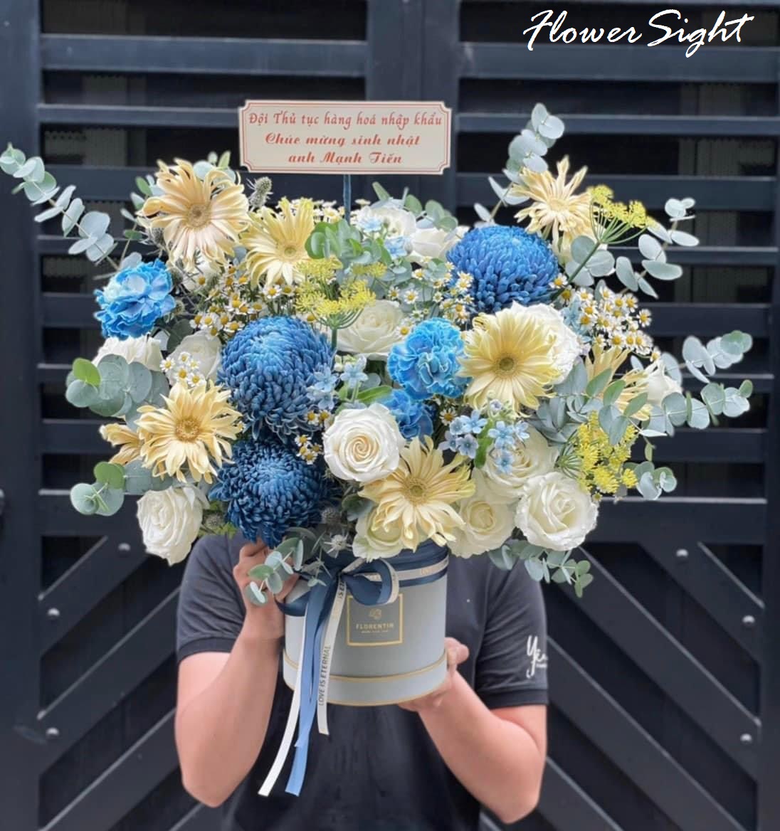 Giỏ hoa đồng tiền và hoa cúc mẫu đơn xanh