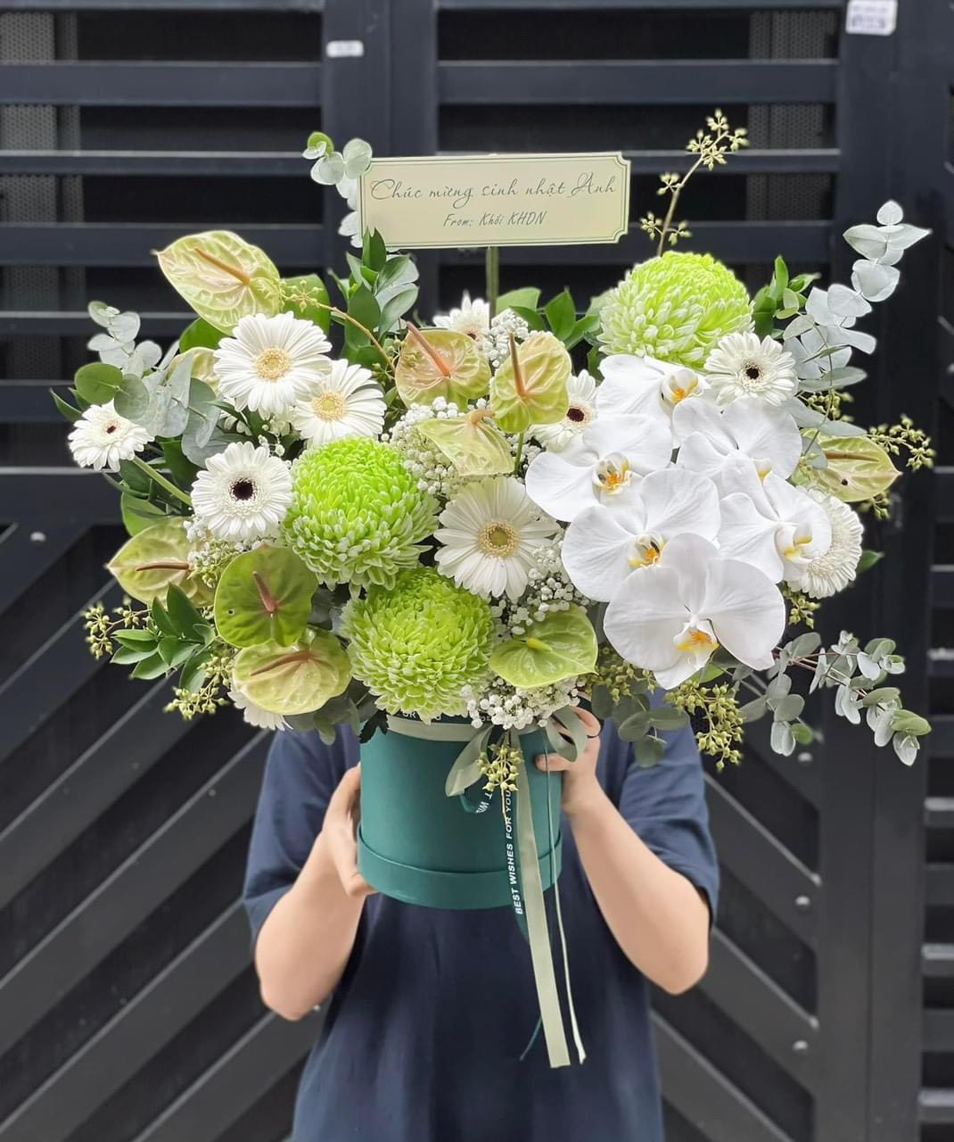 Giỏ hoa khai trương để bàn từ cúc mẫu đơn xanh và hoa lan