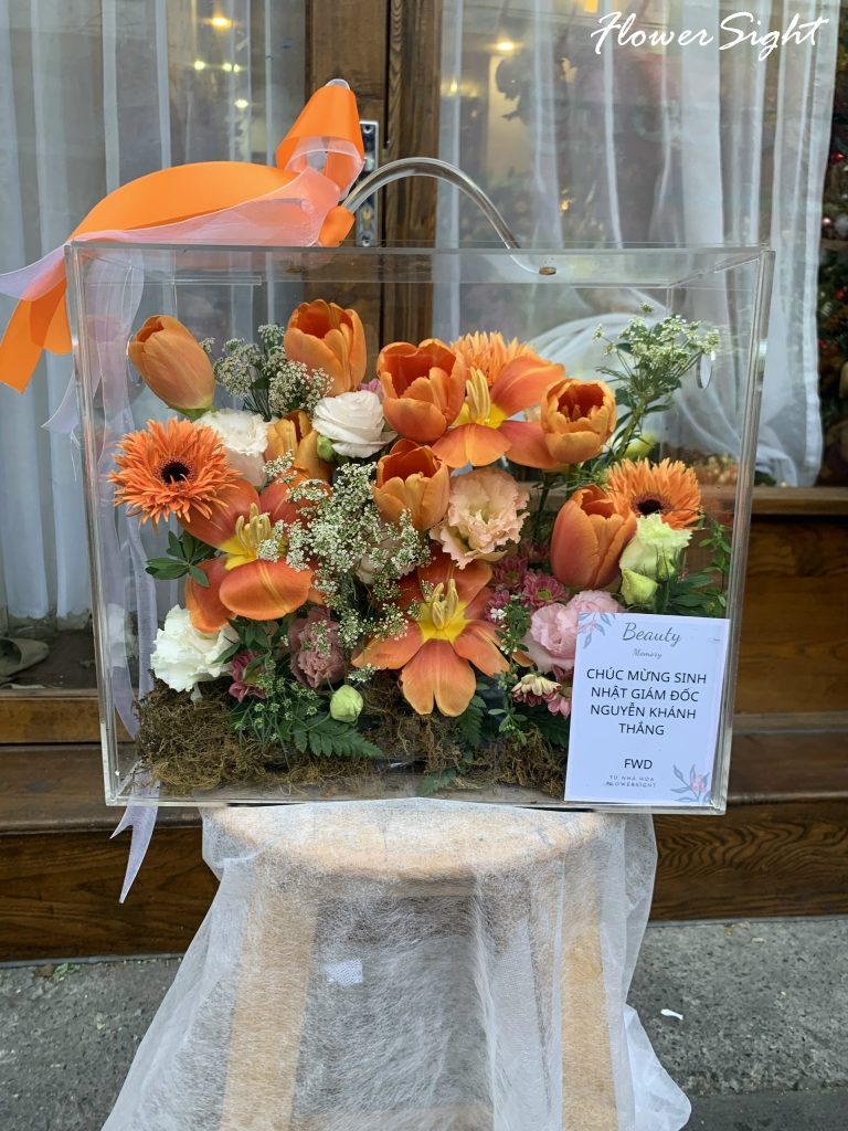 Hộp hoa tulip màu cam, kết hợp các loại hoa khác