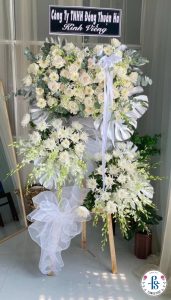Những đóa hồng trắng tinh khiết thay lời tiễn biệt đầy thành kính.